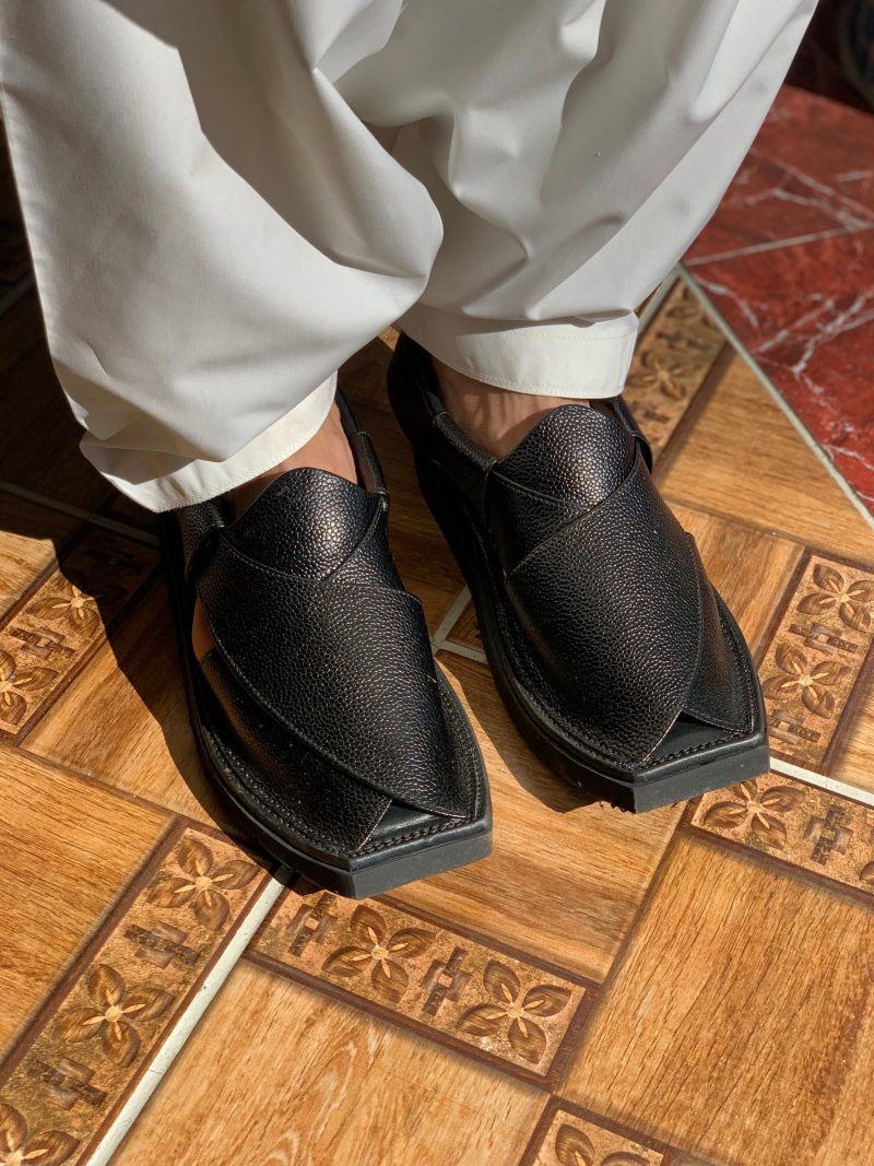 Black Dotted Kaptaan Chappal